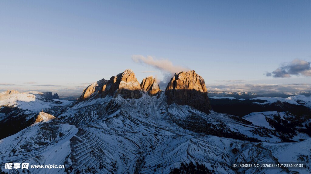 雪覆山峦日出美景
