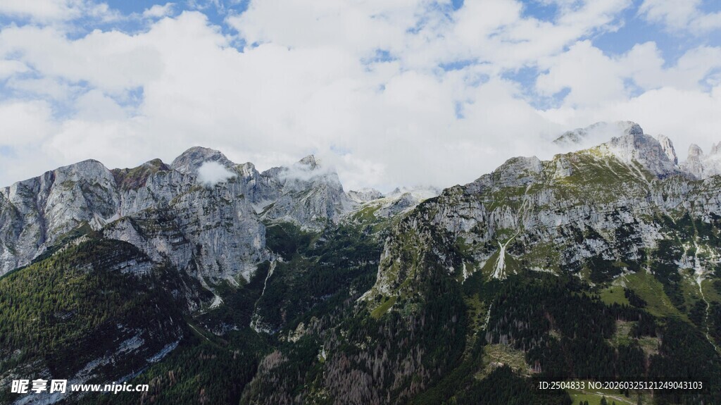 壮丽高山云雾景观