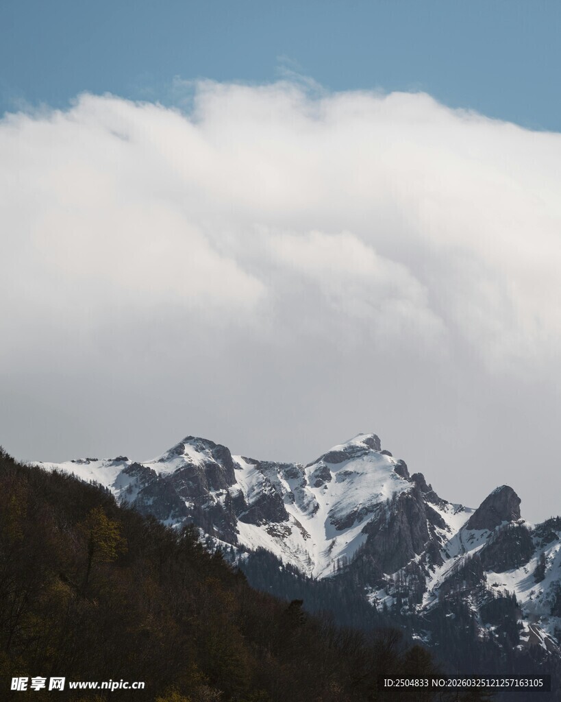 壮丽雪山与云端美景