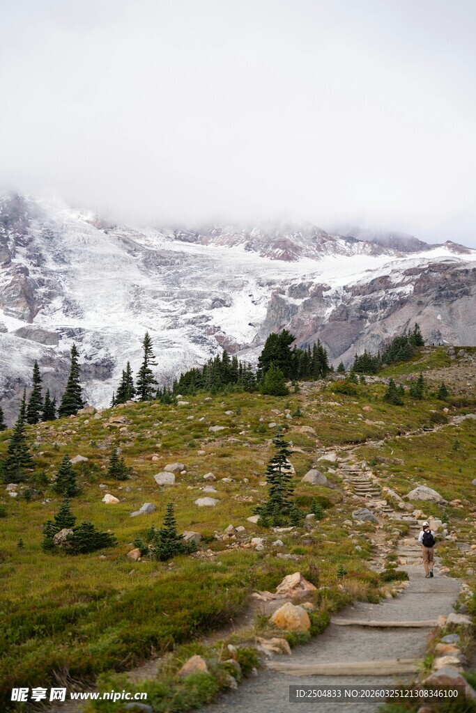 山间小径通往雪山美景
