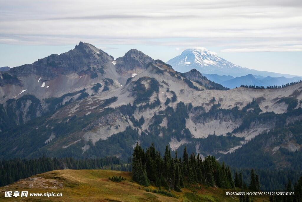 壮丽山景 远眺巍峨山峰
