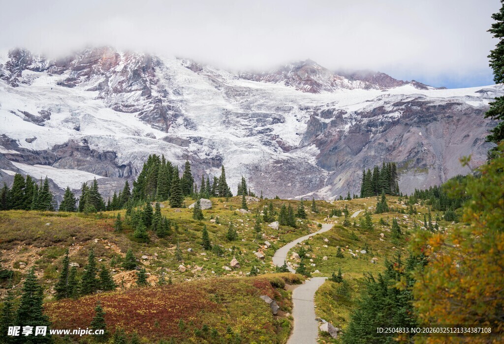 山间蜿蜒小路旁的壮丽雪山