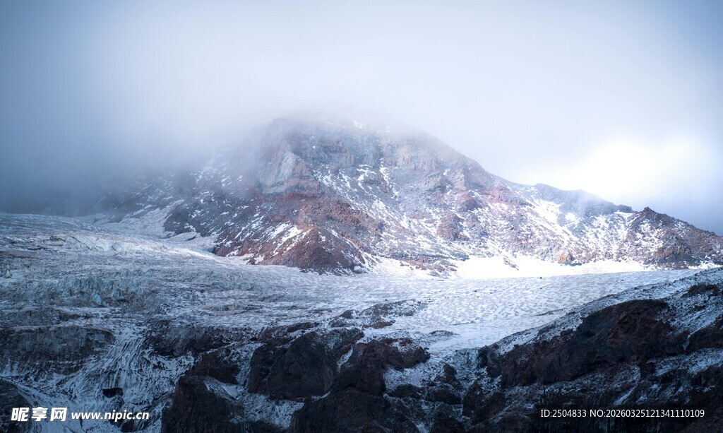 雪山云雾缭绕壮丽景观