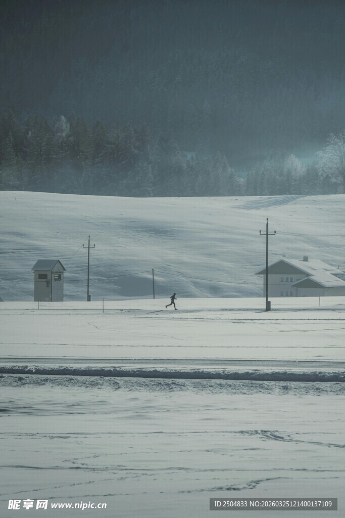 雪野中的铁路与房屋