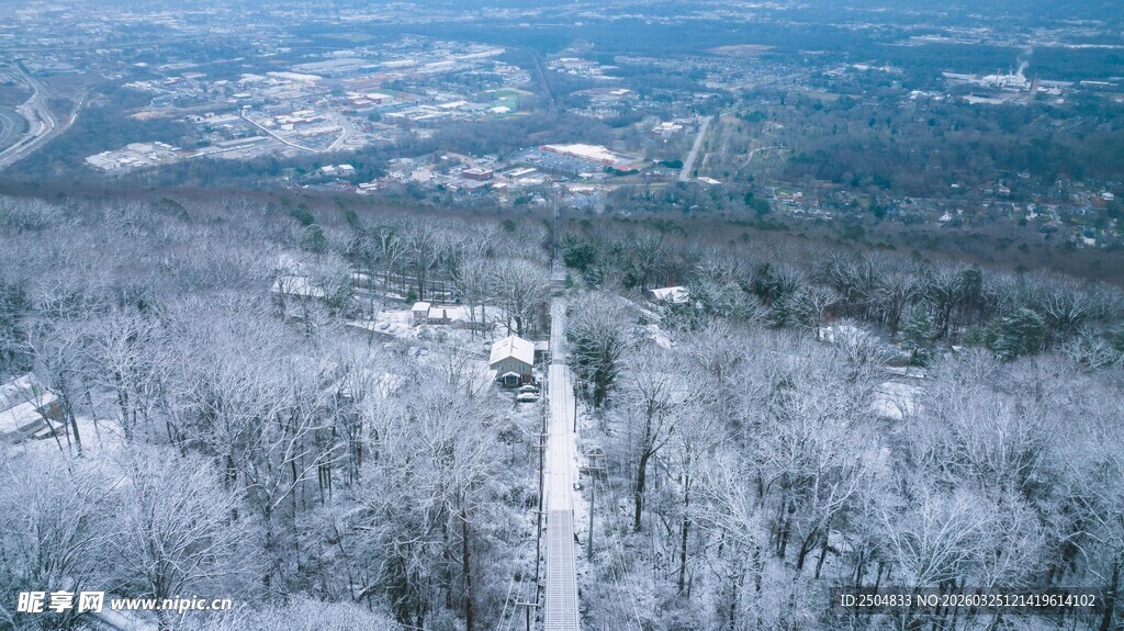 冬日雪覆山林俯瞰美景