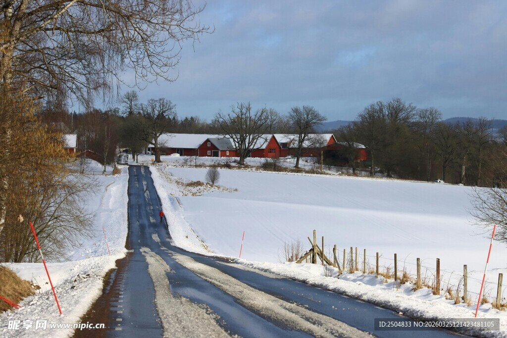 冬日乡村雪景中的蜿蜒道路