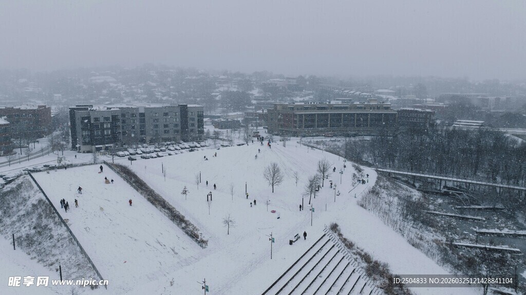 雪覆城市景观