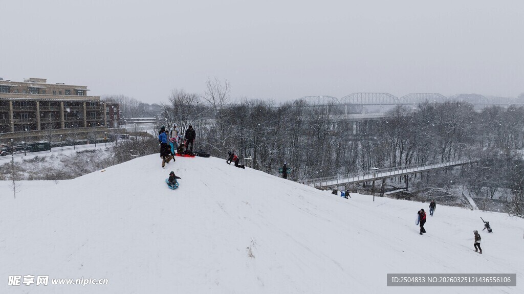 雪坡上的欢乐人群