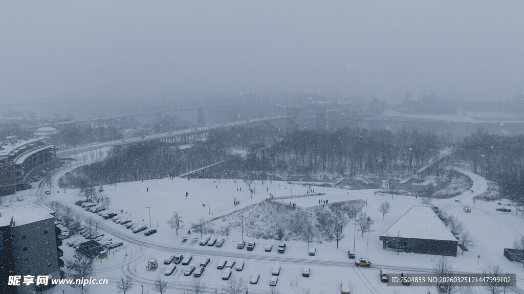 俯瞰银装素裹的冬日大地