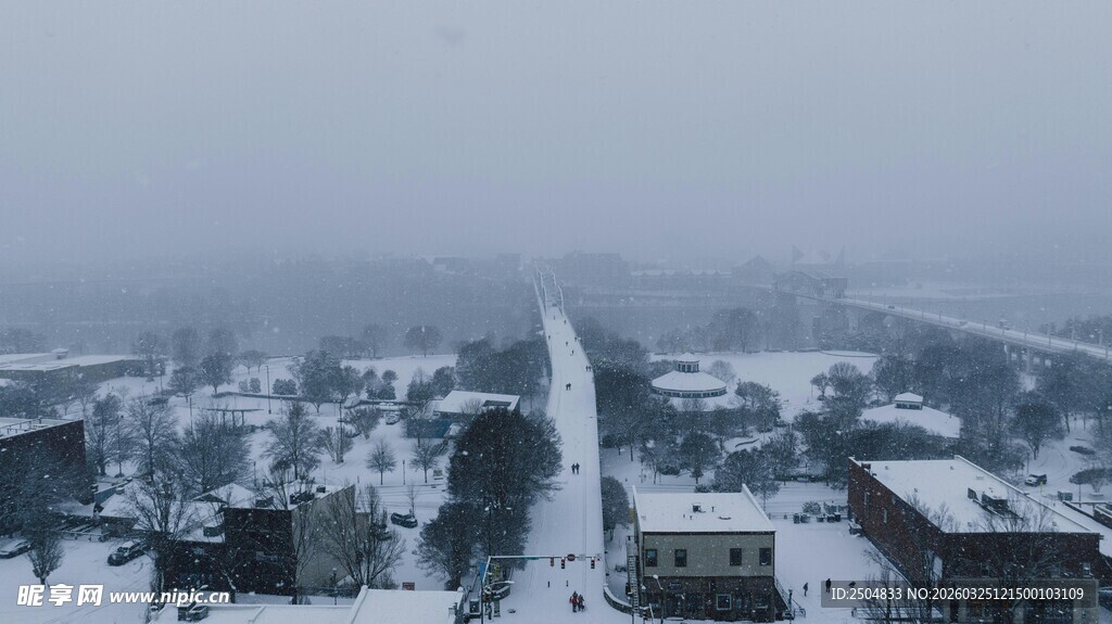 雪覆城镇景象