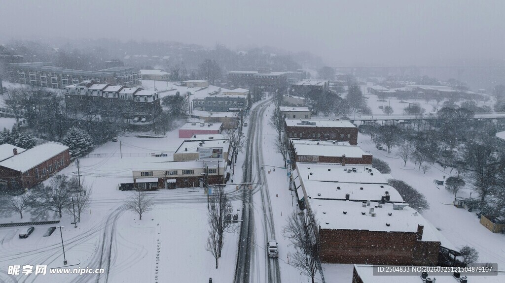 雪覆城镇景象