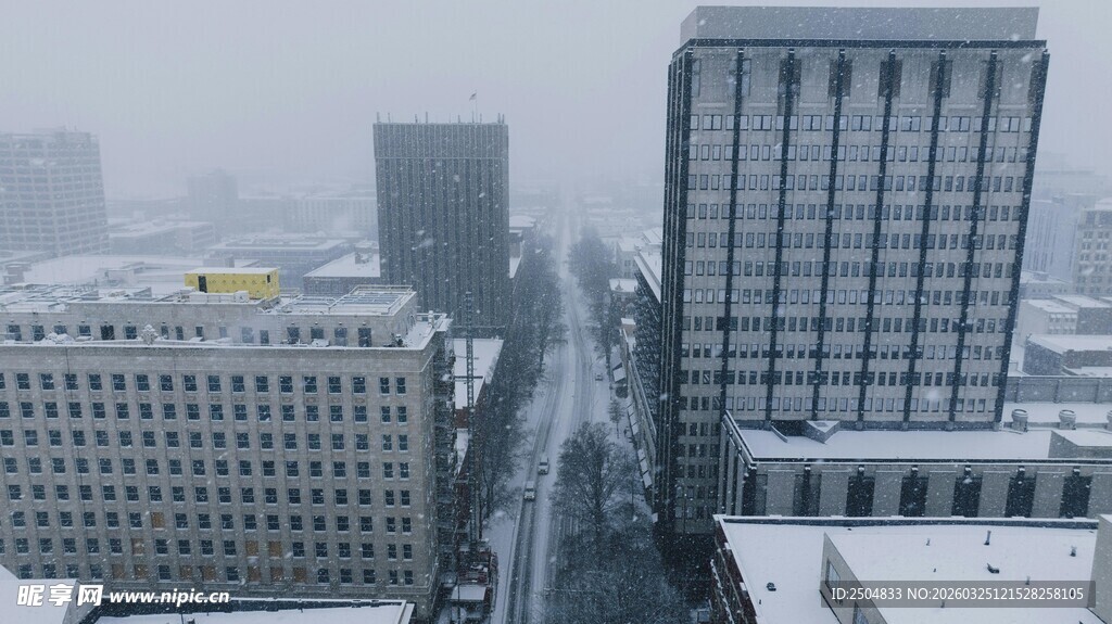 雪后城市高楼景观