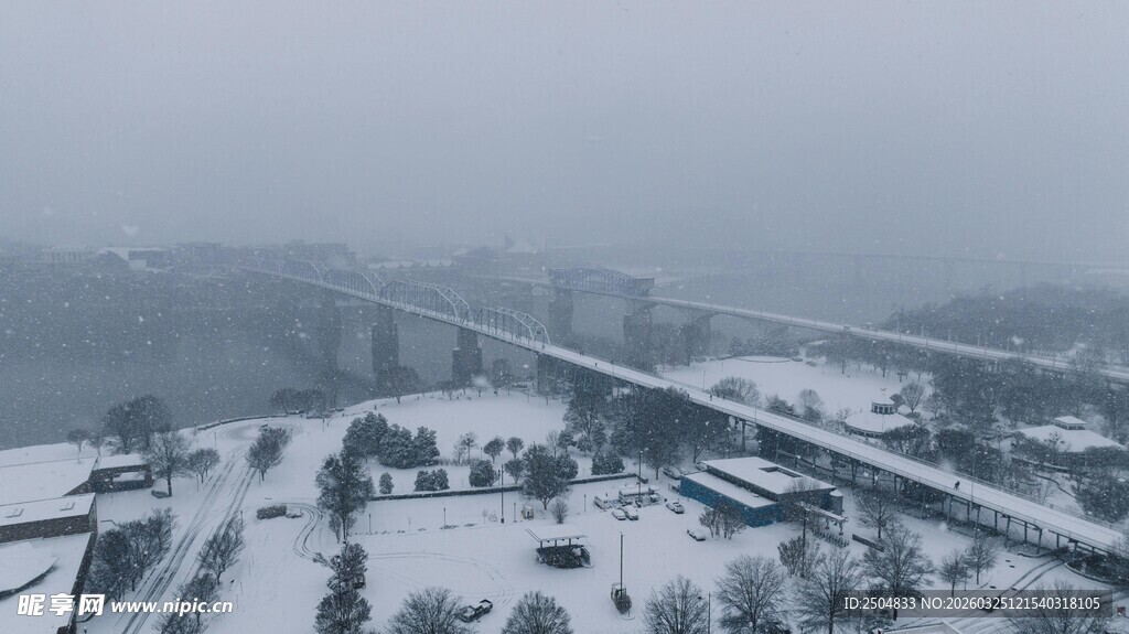 冬日雪景中的村庄景象