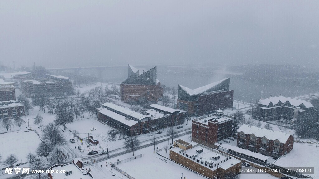 雪覆城镇景观