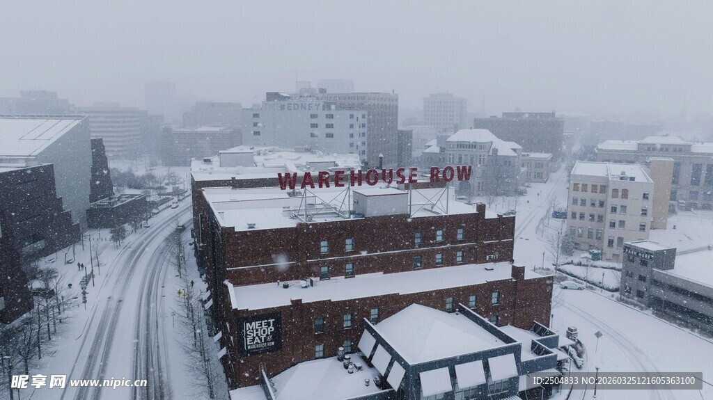 雪覆城市建筑景观
