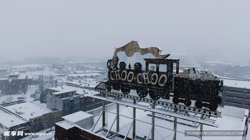 雪中屋顶上的古老火车装置