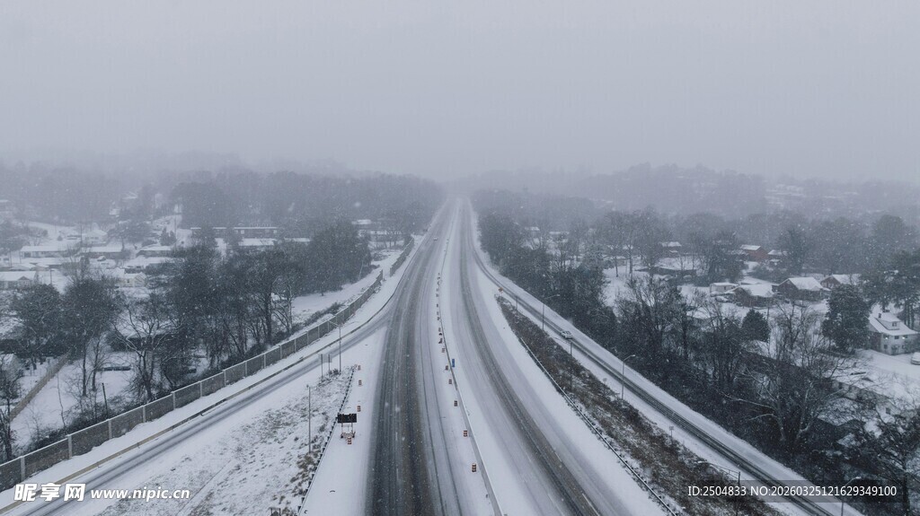 冬日雪覆铁轨风景