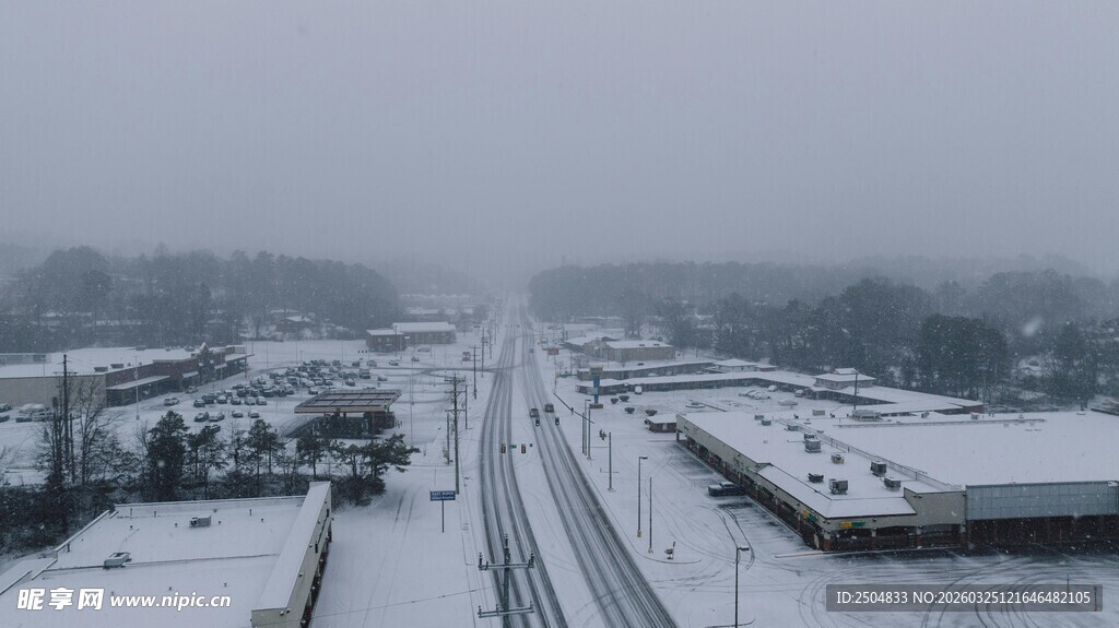 雪后城市道路俯瞰景象