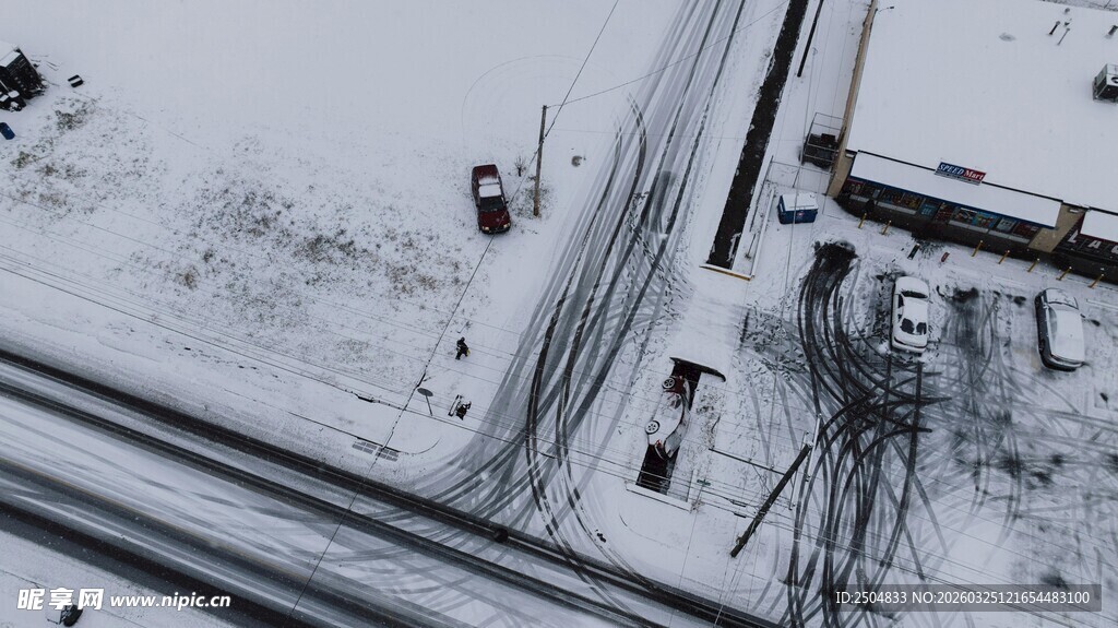 雪地中的铁路与观测设备