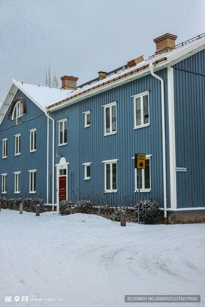 冬日蓝色建筑雪景图