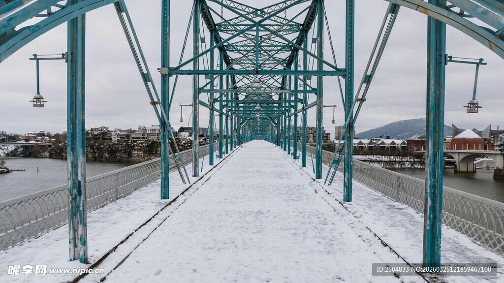 雪覆桥梁的冬日景致