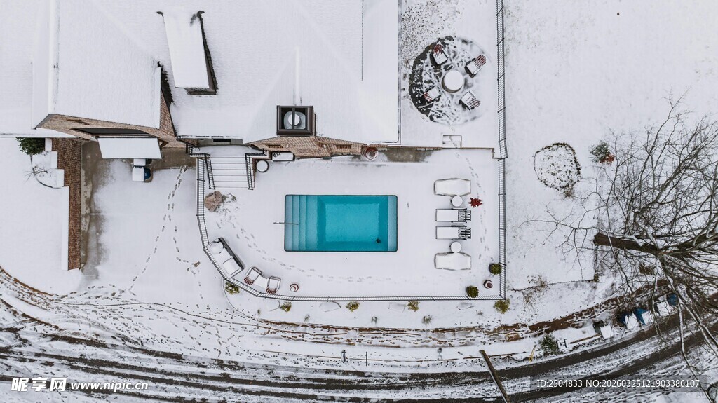 雪覆小屋的静谧景象