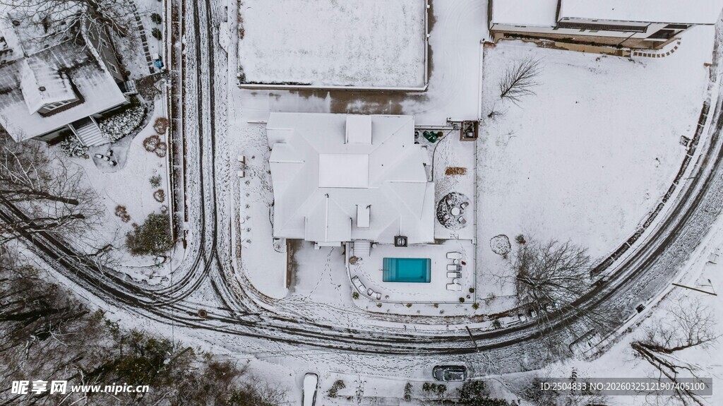 冬日雪景中的建筑与泳池