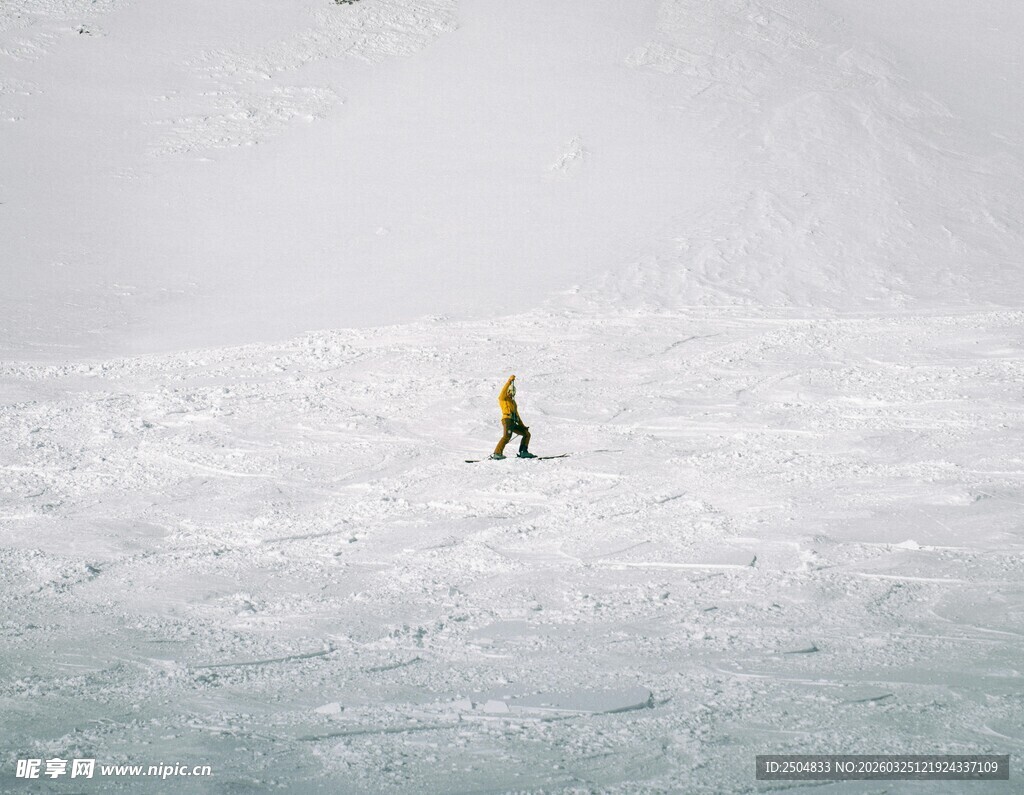 雪地独行的户外探险者