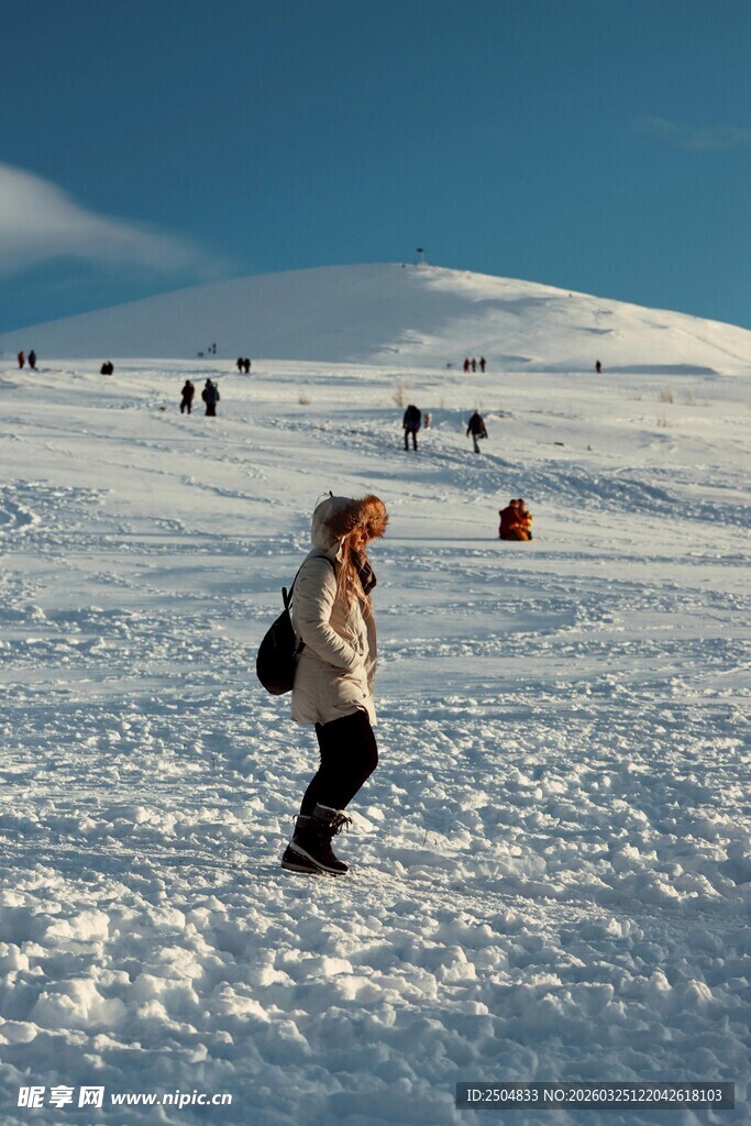 雪地漫步的女子