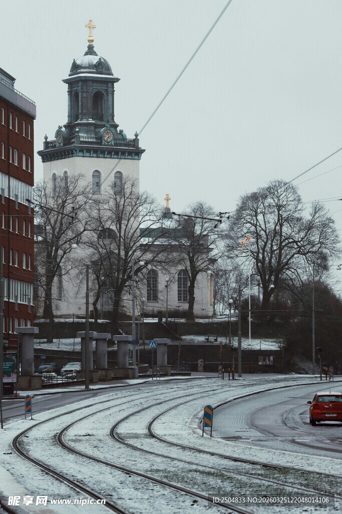 雪后城市街道与钟楼景观