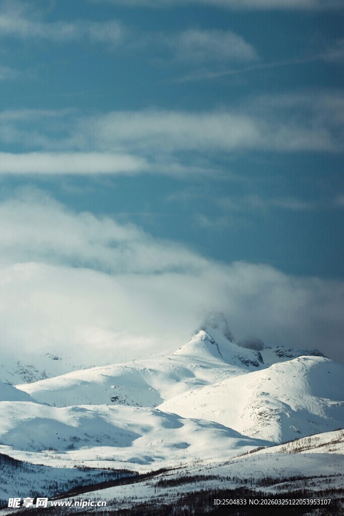 雪山云雾美景