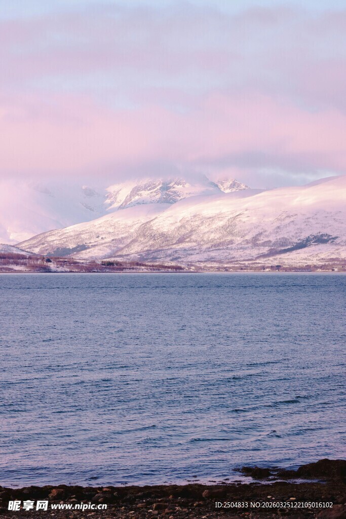 湖畔雪山美景