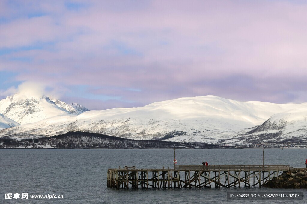 雪山下的宁静码头