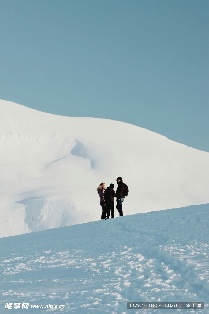 三人雪地徒步