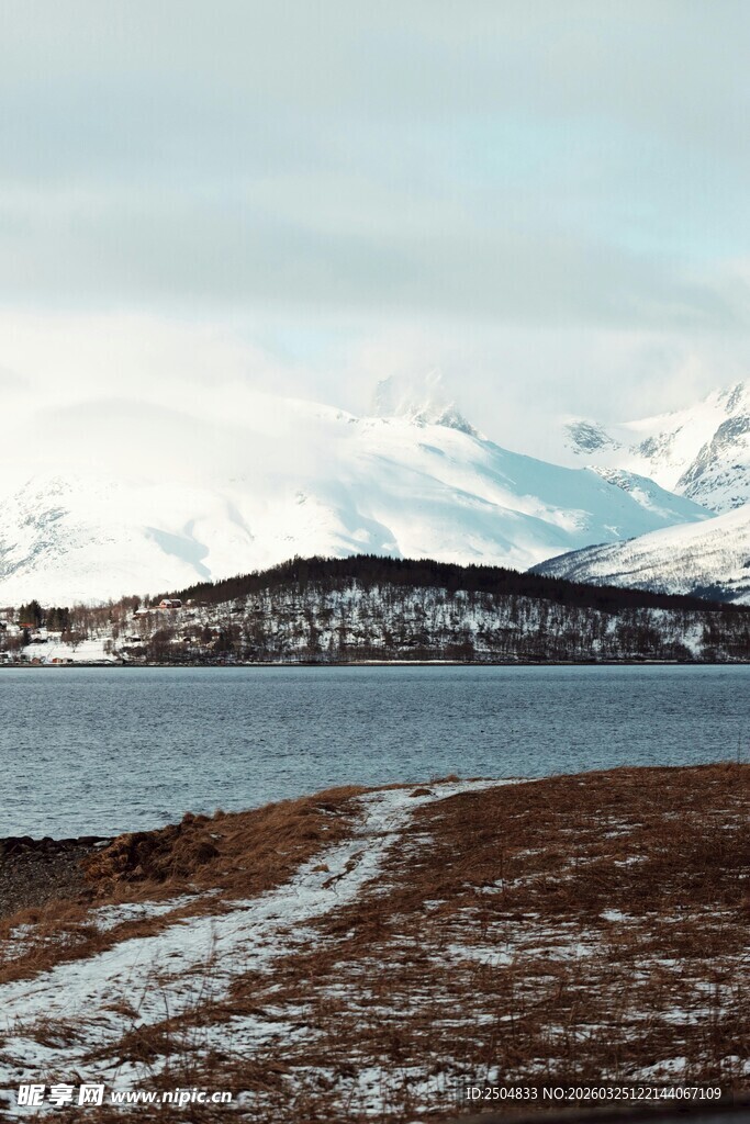 雪山下的静谧湖畔风光