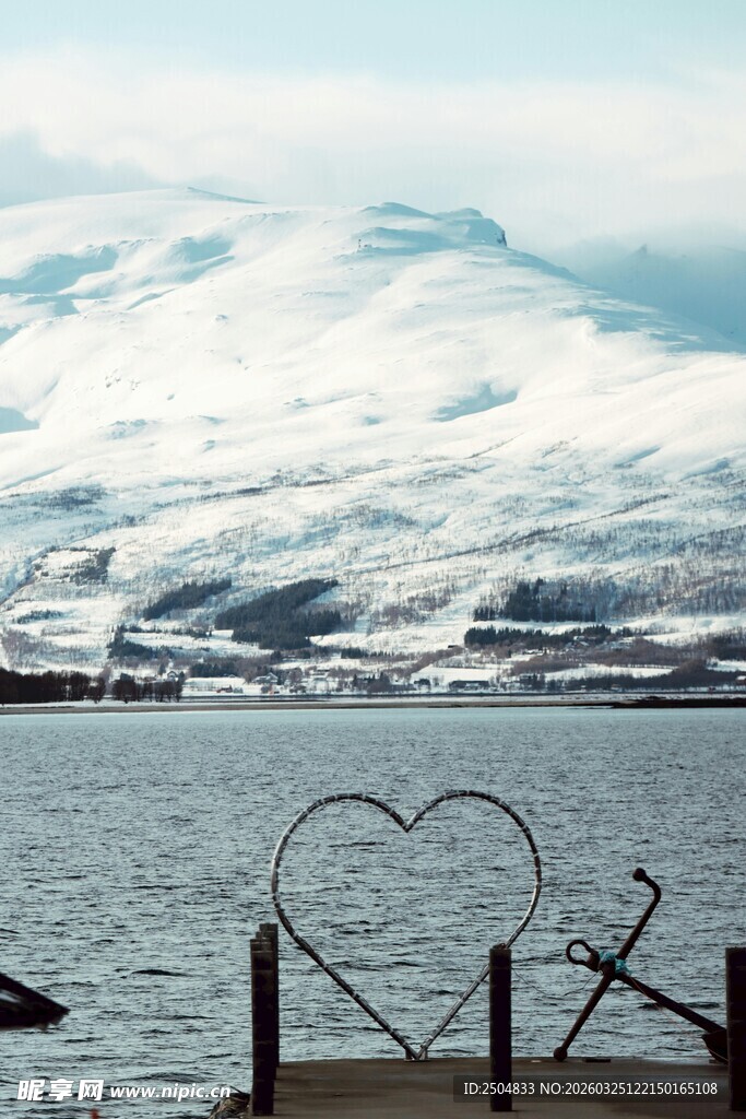 湖畔心型造型与壮阔云海