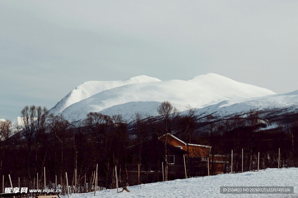 雪山下的田野与工程机械