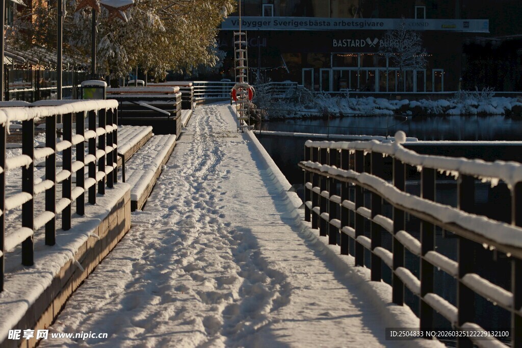 雪覆木桥 冬日静谧景致