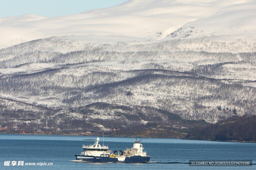 海上船只与雪山美景