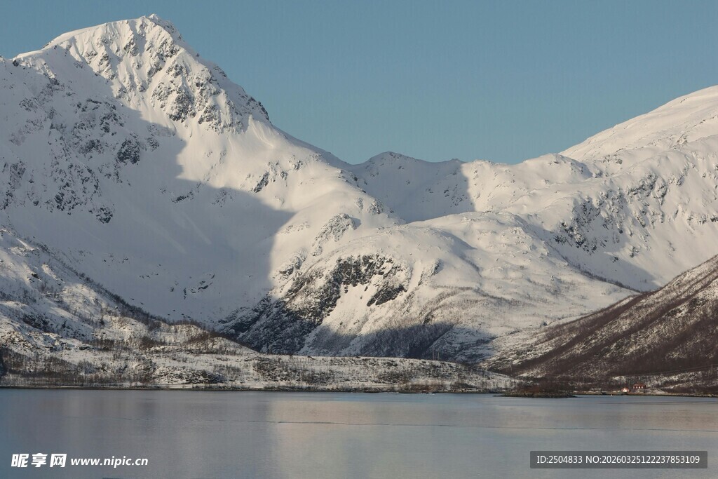雪山映湖的壮丽风光