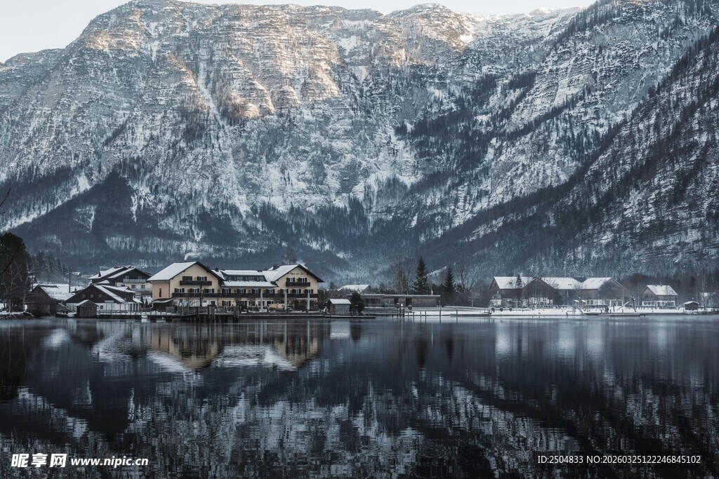 雪山湖畔静谧村庄美景