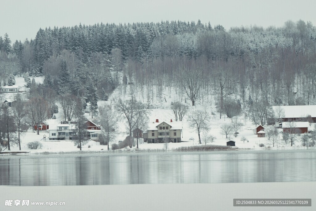 冬日湖畔雪景村落风光