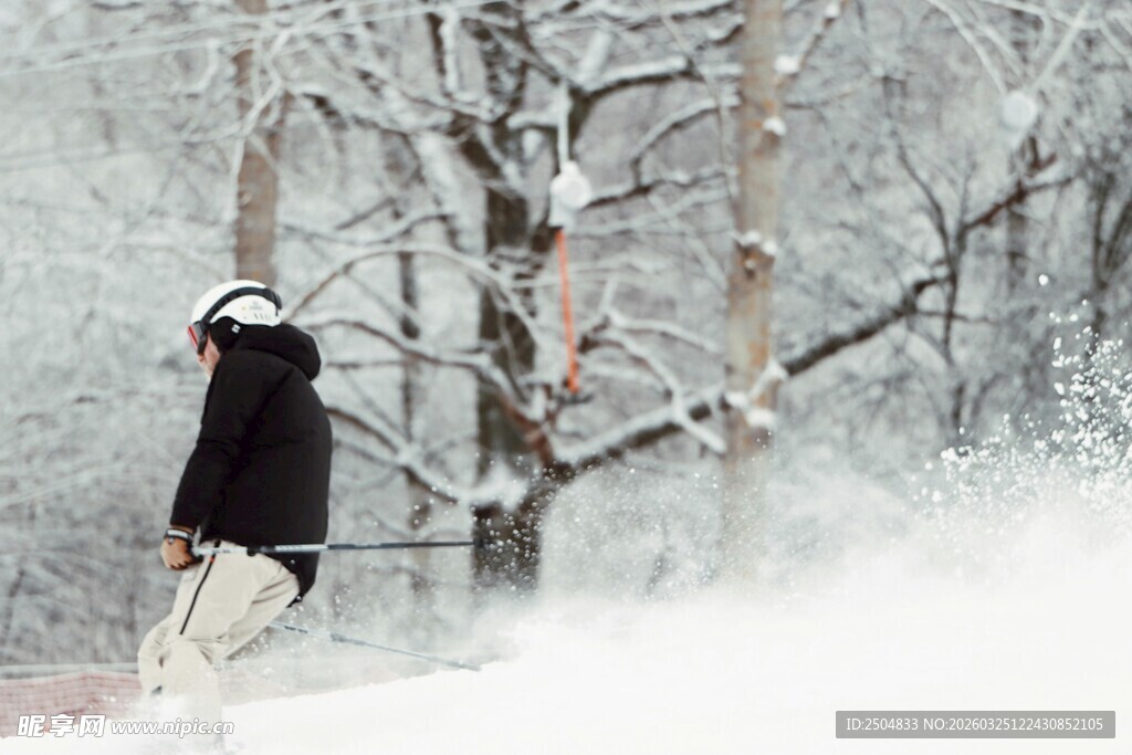 雪地滑雪者的动感瞬间