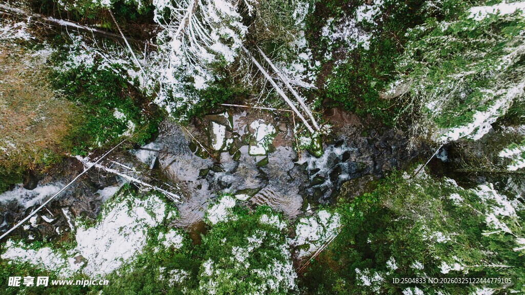 俯瞰山间村落景观