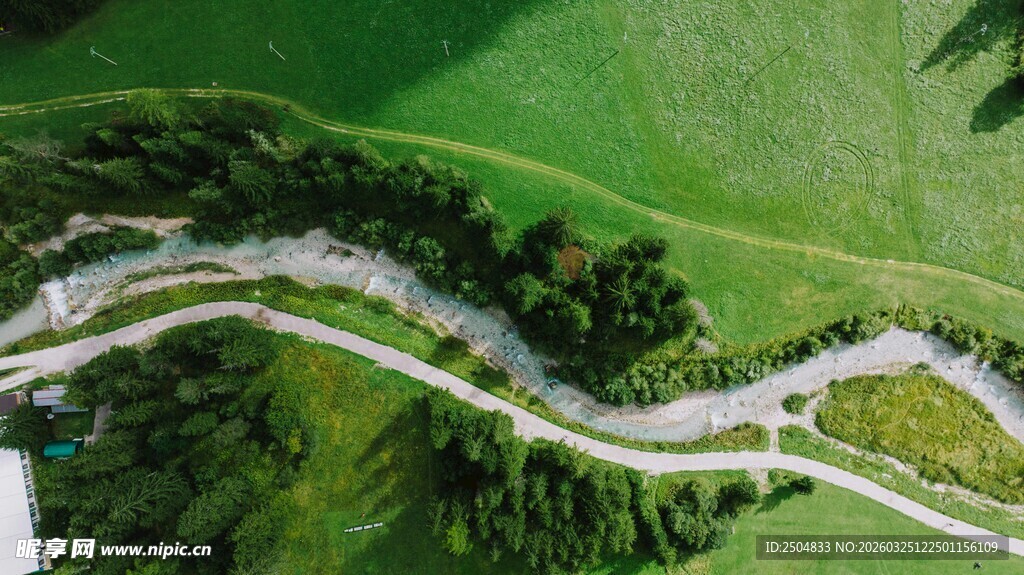 山间蜿蜒公路航拍美景