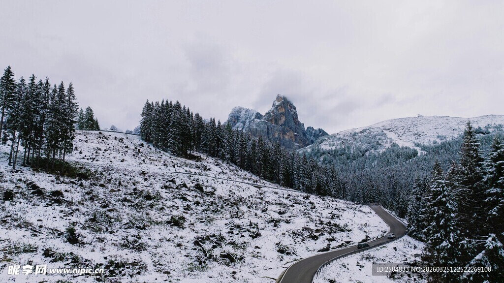 雪覆山林间的蜿蜒小路
