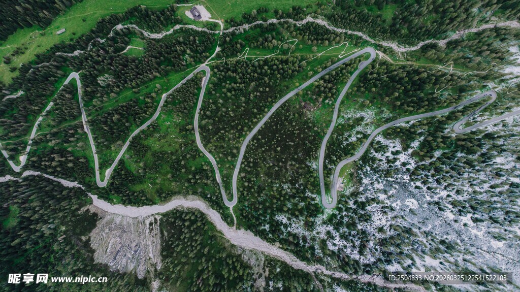 俯瞰山间蜿蜒公路美景