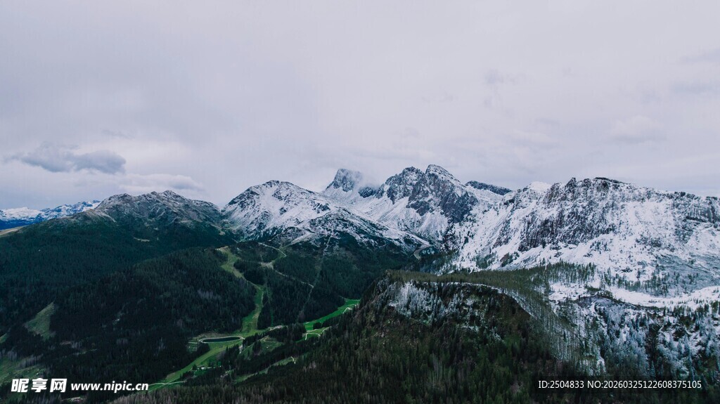 雪山与葱郁山林景观