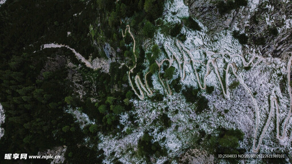 俯瞰雪覆山林美景