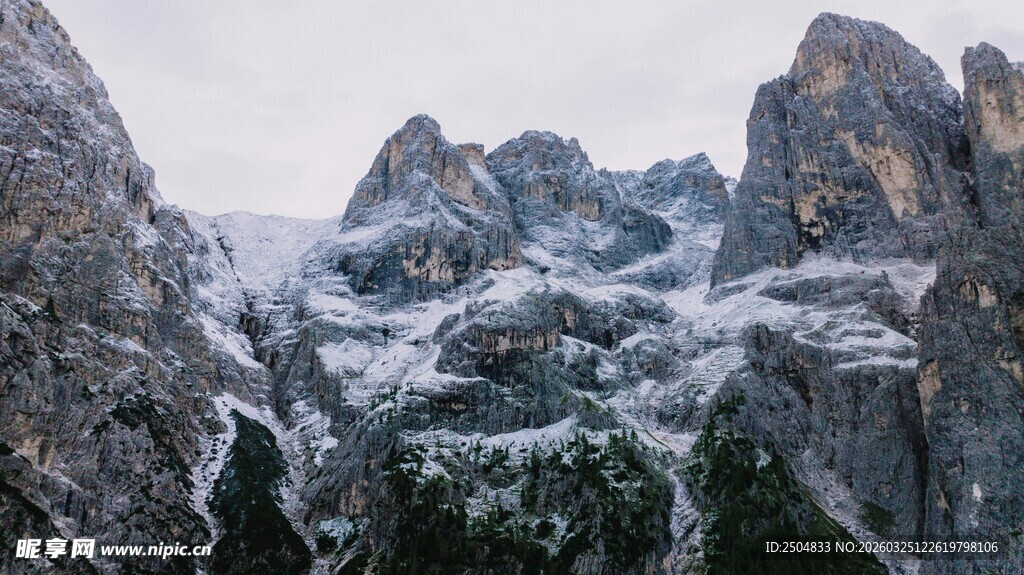 雪山峻岭壮丽风光